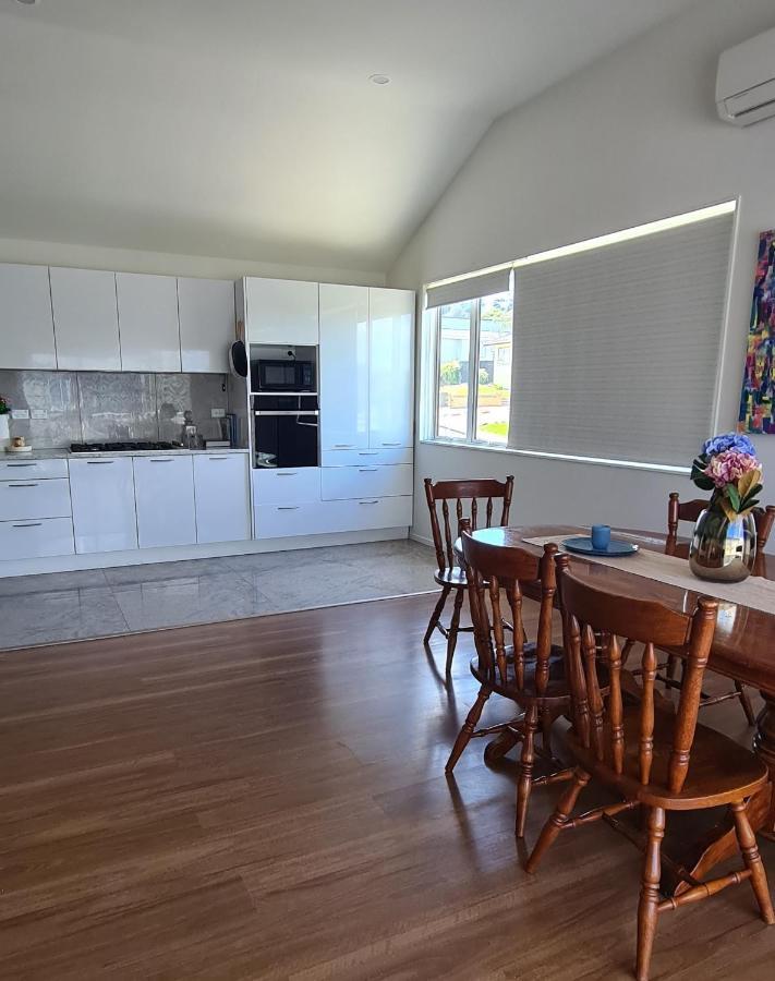 This Fabulous, Single-Level 3 Plus 1 Small Room With Folding Sofa Home Auckland Exterior photo