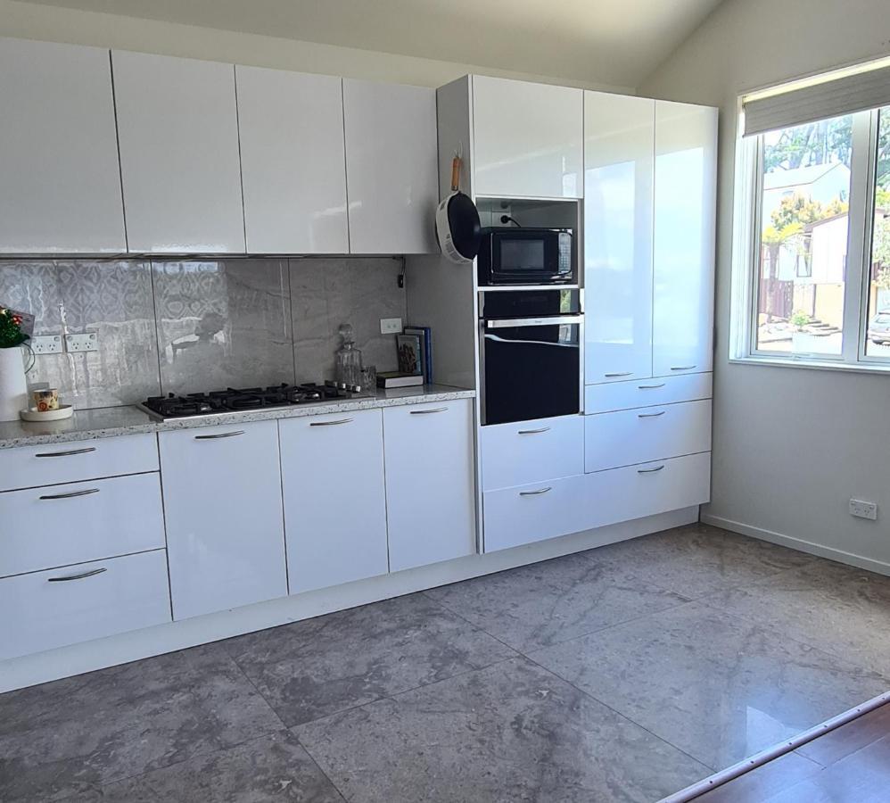 This Fabulous, Single-Level 3 Plus 1 Small Room With Folding Sofa Home Auckland Exterior photo