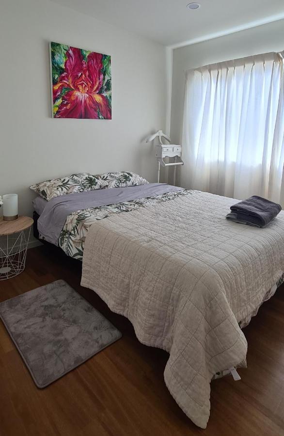 This Fabulous, Single-Level 3 Plus 1 Small Room With Folding Sofa Home Auckland Exterior photo